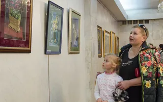 Художник Владимир Ольхов подарил женщинам «Весеннее настроение»
