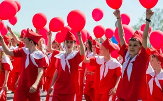 Школьники Севастополя в День детства прошли весёлым маршем 
