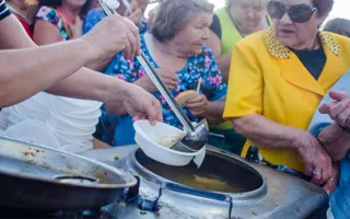 День рыбака в Севастополе отметили бесплатной ухой и концертом 