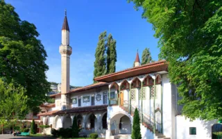 В Крыму напечатали юбилейные марки с Ханским дворцом
