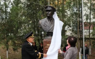 В севастопольской школе поставили памятник герою Советского Союза Кесаеву (фото, видео)