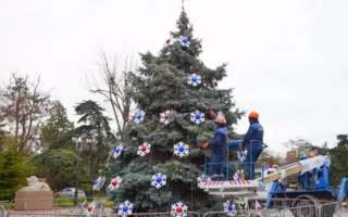 Главная ёлка Евпатории засияет благодаря 200-метровой гирлянде (фото)