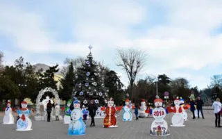 Театральную площадь Евпатории заняли снеговики (фото)