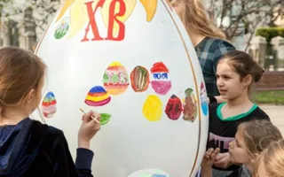 ​Евпаторийские дети разрисовали писанку «для великана» (фото)