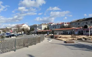 Центральную набережную в Артбухте «благоустроили» с помощью пластикового забора (фото, видео)