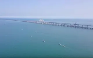 Под арками Крымского моста прошел парад яхт (видео)