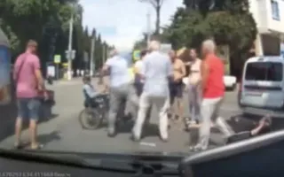 Автоледи в Алуште напала на инвалида-колясочника (видео)