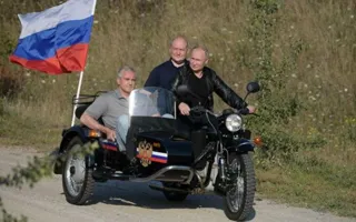 «Ночные волки» в Крыму подарили Путину вязаную шапочку 