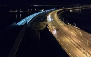 На ж/д части Крымского моста протестировали систему освещения (фото)