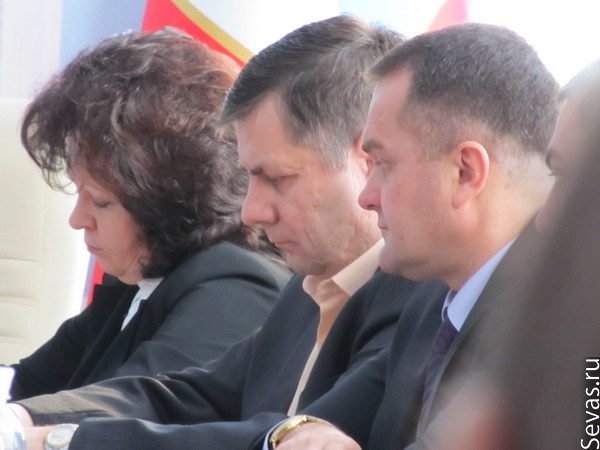 В центре — заместитель председателя Севастопольской городской государственной администрации Олег Кизименко