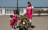 Победители третьего севастопольского мини-парада с коляской из сказки «Маша и медведь»