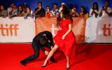 Актёр Оскар Айзек оставляет автограф на ноге Шарлотты Ле Бон во время кинофестиваля в Торонто