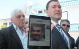 Дмитрий Белик демонстрирует фотографию Андрея Кисловского