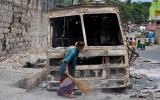 Уборка улиц после беспорядков в Индии
