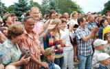 Спускающихся с неба спортсменов на площади Нахимова приветствовали бурными аплодисментами и криками поддержки