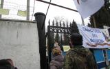 Мать одного из моряков передаёт сыну воду
