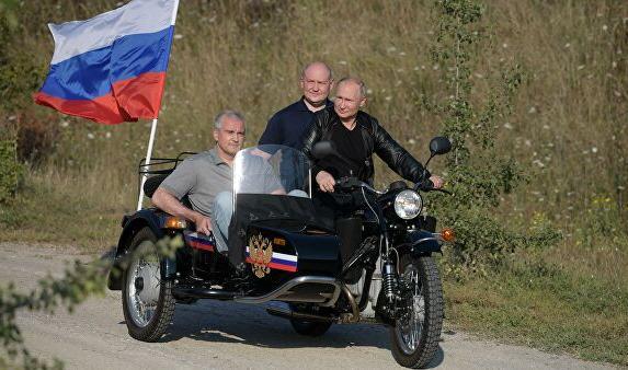 «Ночные волки» в Крыму подарили Путину вязаную шапочку 
