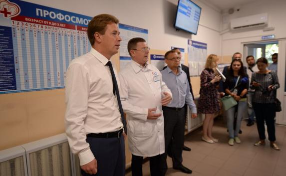 Овсянников осмотрел новую «Бережливую поликлинику» в Севастополе (фото)