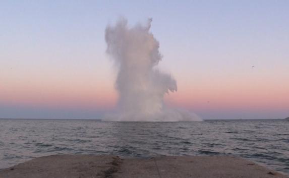 МЧС Крыма взорвало немецкую морскую мину (фото, видео)