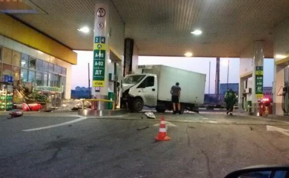 В Севастополе грузовик врезался в заправку (фото)