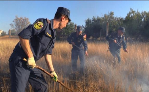 Крымские пожарные спасли посёлок от возгорания (фото, видео)