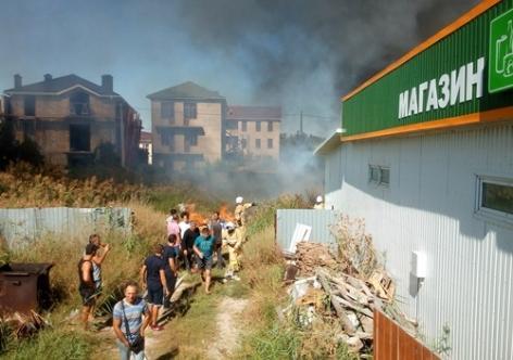 Огнеборцы потушили три пожара в Крыму – горели дома и магазин (фото)