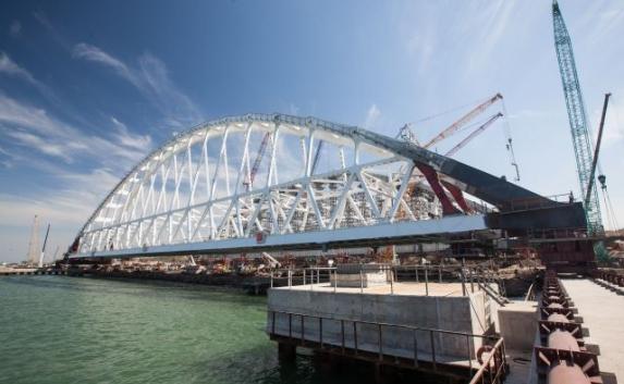Автодорожную арку Крымского моста начали двигать к месту погрузки на плавопоры (фото, видео)