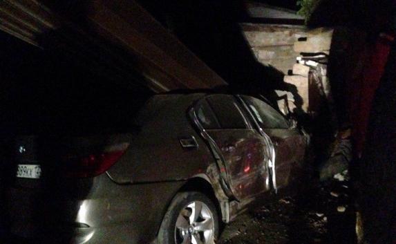 Водитель вломился в чужой гараж на своем автомобиле (фото)