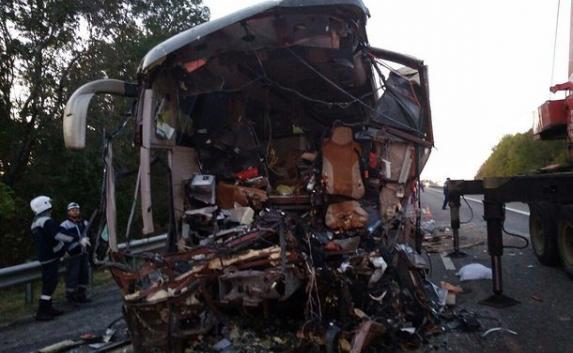 Страшная трагедия в Краснодарском крае: лобовое столкновение туристического автобуса с грузовиком (фото, видео)