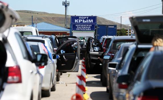Шторм внёс коррективы в работу Керченской переправы: 1,5 тысячи машин ждут своей очереди
