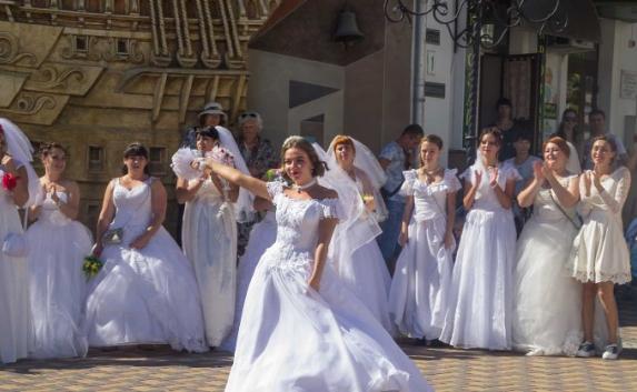 «Парад невест» состоялся в Феодосии (фото, видео)
