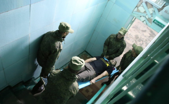 В Керченской горбольнице пациентов вместо лифта поднимают солдаты (фото, видео)