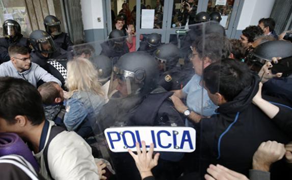 Полиция применила резиновые пули и шумовые гранаты на референдуме в Каталонии