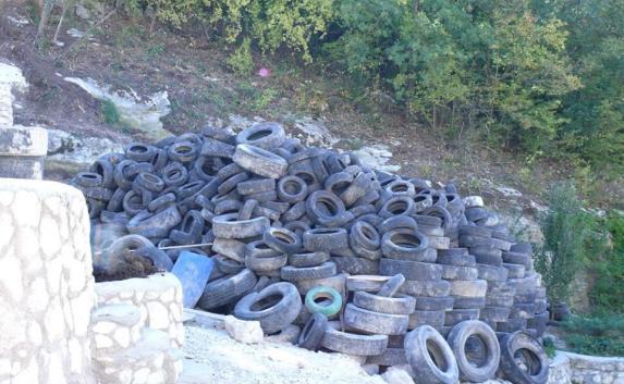 Уникальный источник в Качи-Кальоне утопает в строительном мусоре и покрышках (фото)