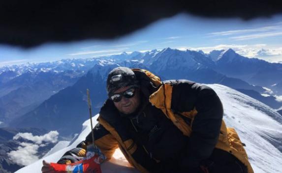 Флаг Севастополя установили на высоте в 8167 метров в Гималаях (фото)
