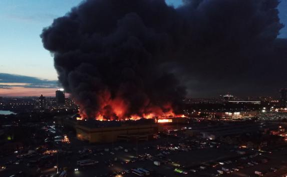Сильнейший пожар в строительном ТЦ в Москве обещают локализовать лишь к утру — видео