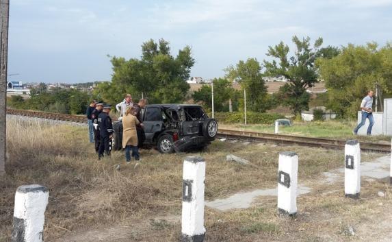 Сводки с дорог Крыма за выходные: водитель «протаранил» ребенка, локомотив снёс кроссовер (фото)