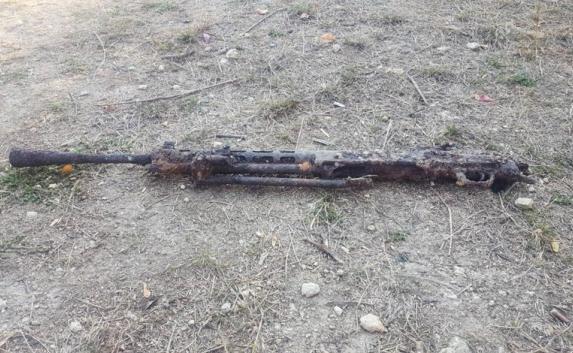 На Историческом бульваре в Севастополе нашли старинный пулемёт и мину (фото)