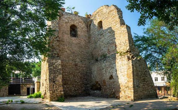 Реставрацию башни Константина в Феодосии завершат к концу 2018 года