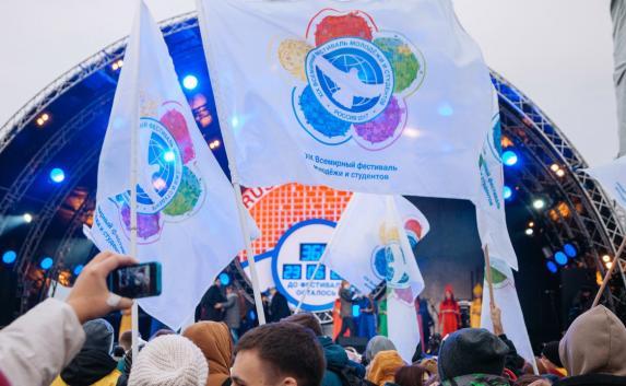 Новости 15 октября: Фестиваль молодёжи в Сочи, выборы в Киргизии, «Нелюбовь» и крипторубль