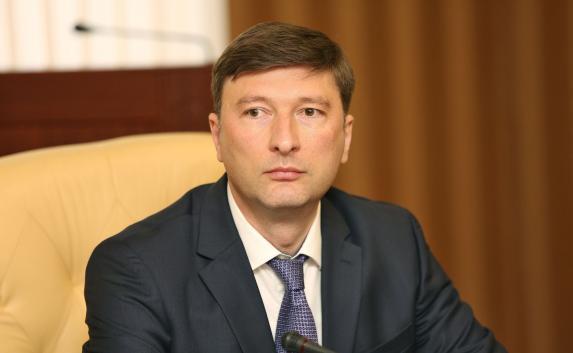 Аксёнов отправил в отставку  главу Госкомнаца Заура Смирнова