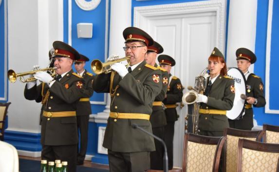 Сессия Заксобрания Севастополя началась с игры оркестра Росгвардии