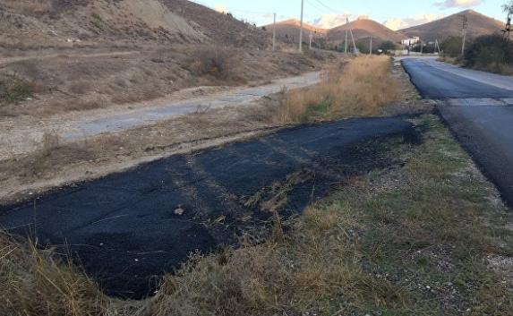 Прокуратура Крыма проверит асфальтирование травы и мусор на дороге в Феодосии (фото)