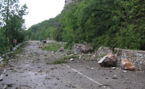 На горных трассах Крыма ожидаются оползни и камнепады