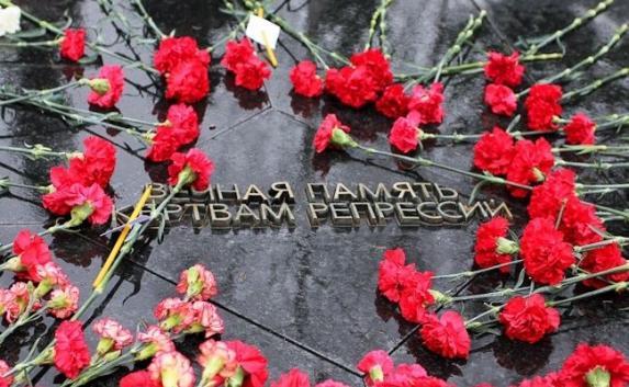 Парламентарии Крыма почтили память жертв репрессий 