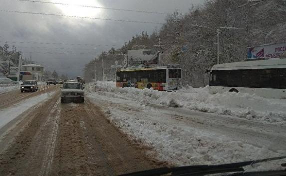 Снегопад остановил движение троллейбусов на Ангарском перевале (фото)