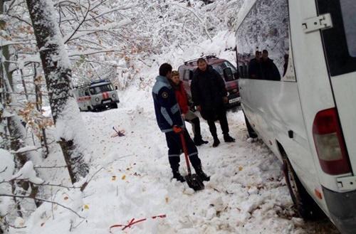 В крымских горах из-за снега застрял автобус с 18 пассажирами (фото)