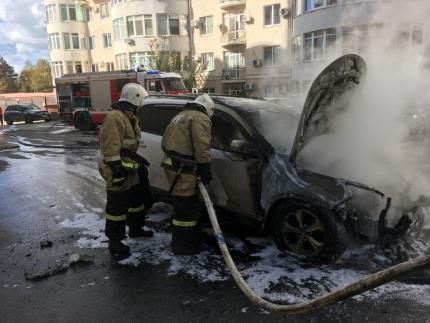 На улице Ростовской в Симферополе сгорела иномарка (фото, видео)