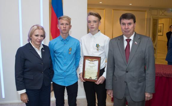 Подростков из Крыма наградили в Совете Федерации медалями за мужество (фото)