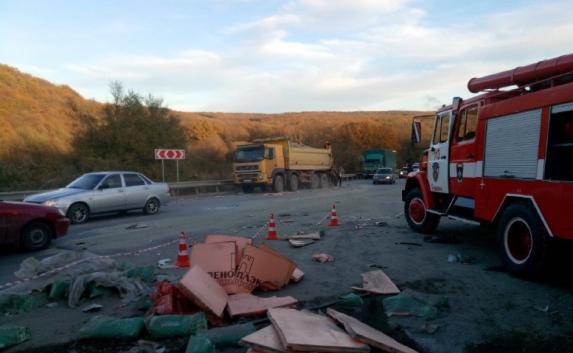 На симферопольской трассе столкнулись два грузовика и микроавтобус — есть пострадавшие (фото)